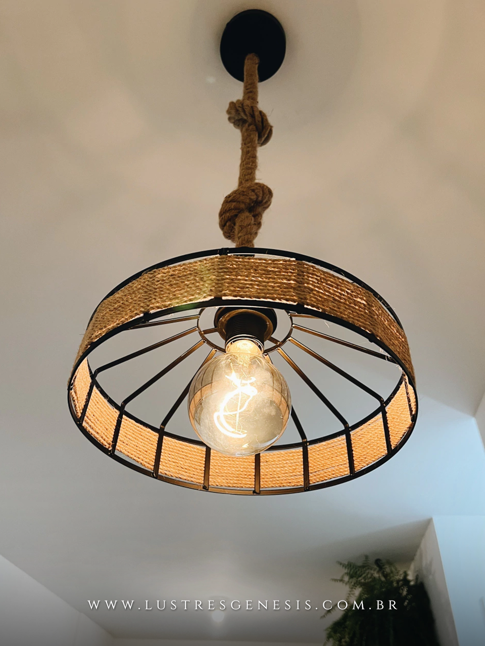 Pendente moderno Trapiche preto com detalhes em corda sisal para balc&atilde;o de cozinha e &aacute;rea gourmet